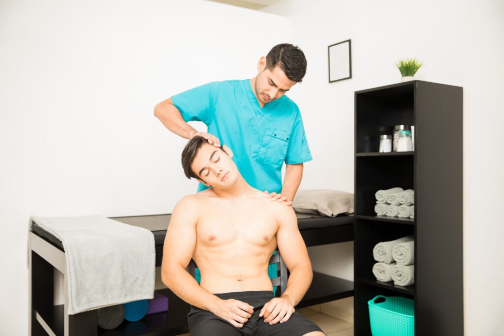 Fisioterapeuta tratando el cuello de un paciente con latigazo cervical