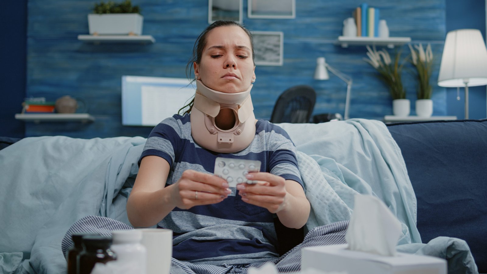 Mujer con collarín cervical tras un accidente de tráfico